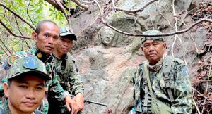 Caçadores de Cogumelos Tropeçam em Misteriosa Escultura de Pedra na Floresta Tailandesa